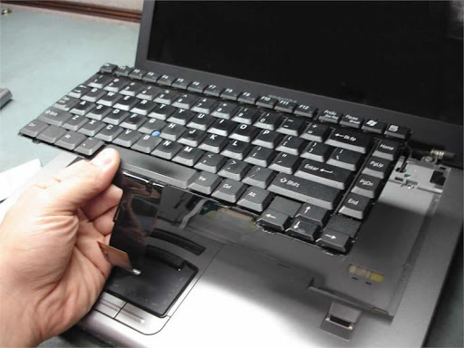 Hướng Dẫn Vệ Sinh Bàn Phím Laptop Đúng Cách Để Khôi Phục Hiệu Suất 2 Tháo lắp bàn phím để vệ sinh