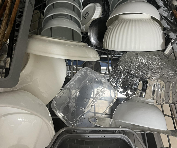 Có Nên Sử Dụng Nước Trợ Xả Trong Máy Rửa Bát Hay Không?