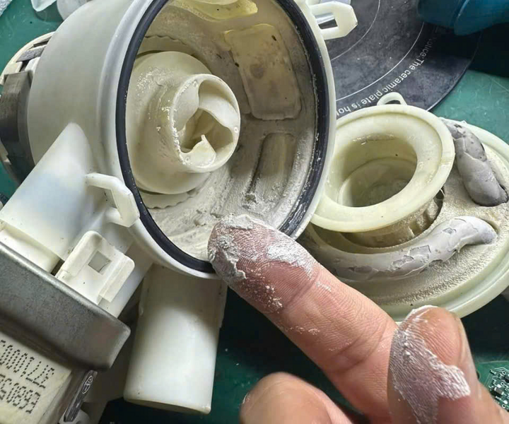 Tại Sao Máy Rửa Bát Cần Sử Dụng Muối, Chất Rửa Và Nước Bóng?