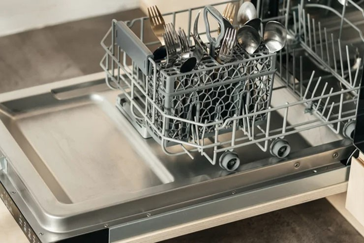 Tại sao máy giặt có cửa kính còn máy rửa bát thì không?