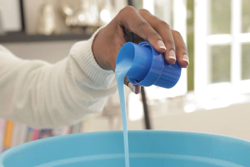 Mẹo Làm Khô Quần Áo Nhanh Trong Những Ngày Mưa Lâu Ngày 9 Nước xả vải giúp quần áo thơm và khô nhanh