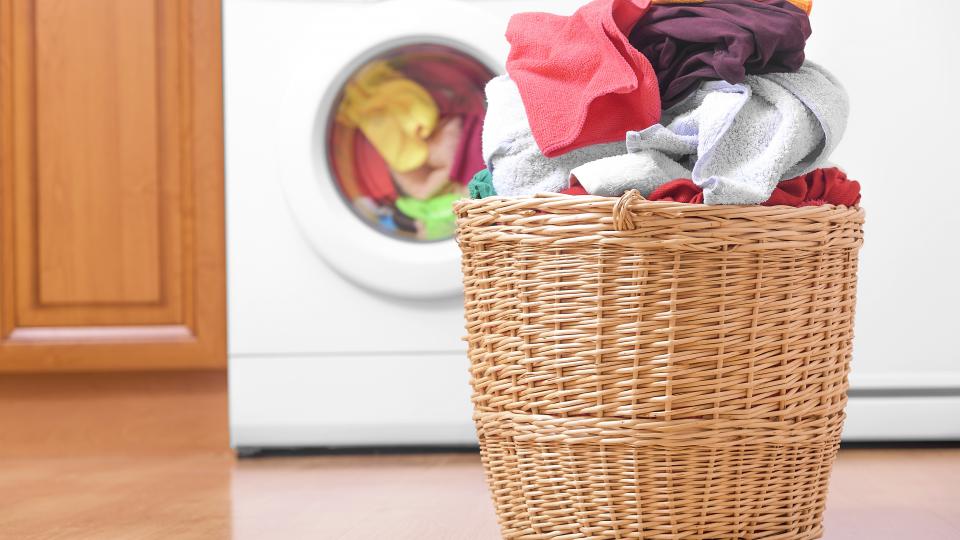 Mẹo Làm Khô Quần Áo Nhanh Trong Những Ngày Mưa Lâu Ngày 6 Giặt đồ vào buổi sáng giúp khô nhanh hơn