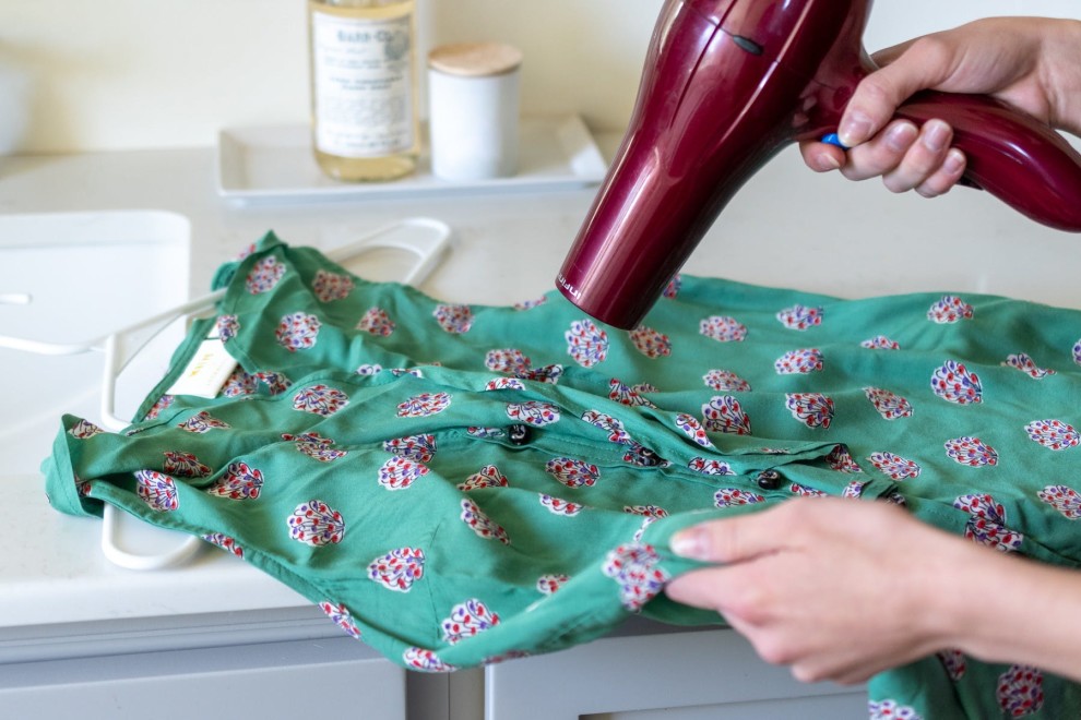 Mẹo Làm Khô Quần Áo Nhanh Trong Những Ngày Mưa Lâu Ngày 13 Máy sấy tóc giúp làm khô nhanh quần áo